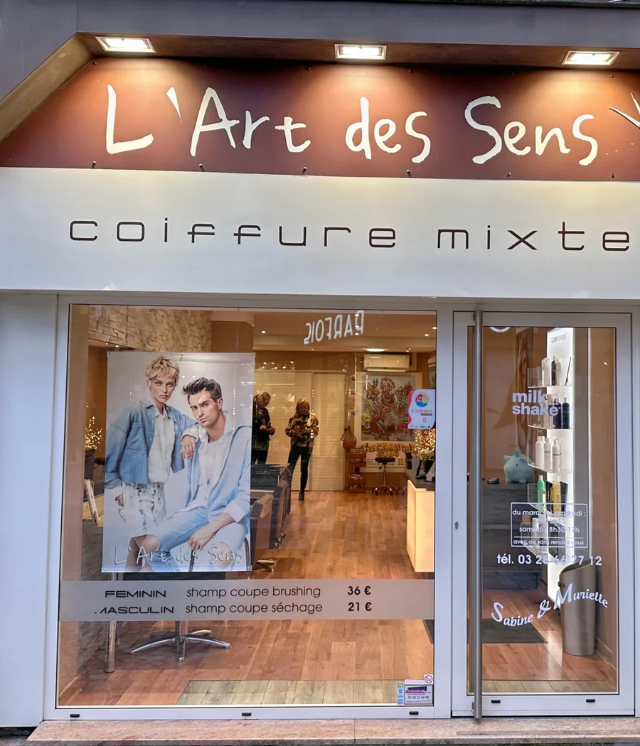Façade du salon L'Art Des Sens, coiffure mixte, place Émile Bollaert à Dunkerque