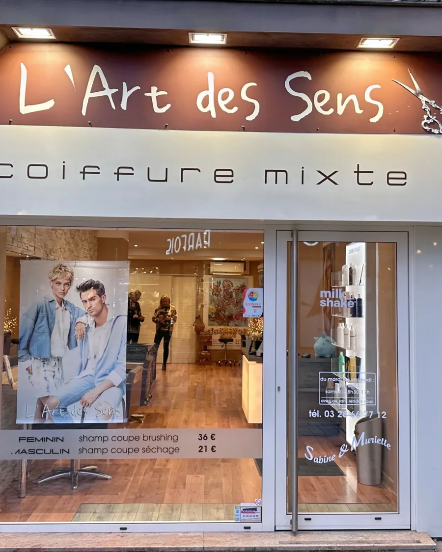Façade du salon L'Art Des Sens, coiffure mixte, place Émile Bollaert à Dunkerque